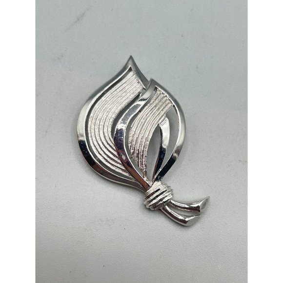 Vintage Signed Trifari Leaf Brooch Textured Silver Tone Classic & Elegant Design - Picture 3 of 7